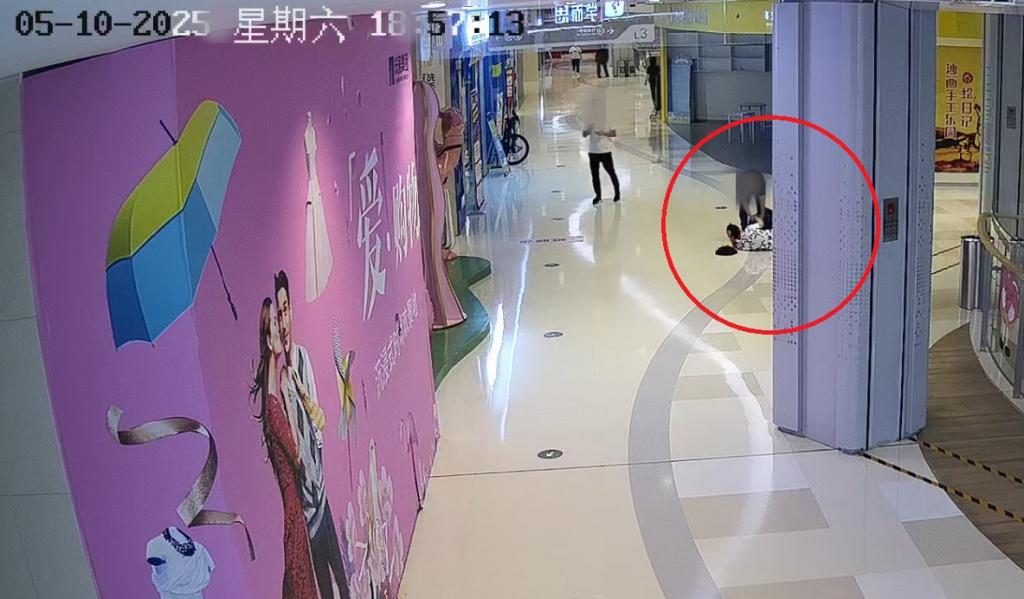 晨意帮忙丨女子在商场被骑平衡车男童撞伤索赔遇阻，男孩家属：表示歉意	，但商场担主责  第1张