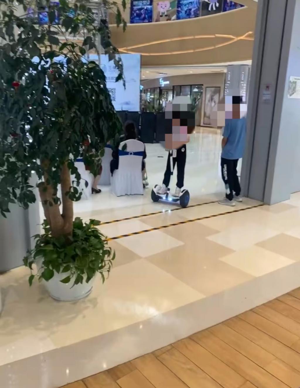 晨意帮忙丨女子在商场被骑平衡车男童撞伤索赔遇阻，男孩家属：表示歉意，但商场担主责  第6张